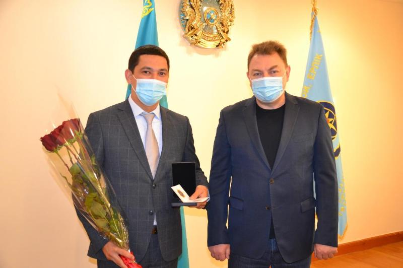 Tótenshe jaǵdaılar mınıstri balany tilsiz jaýdan qutqarǵan jigitti marapattady