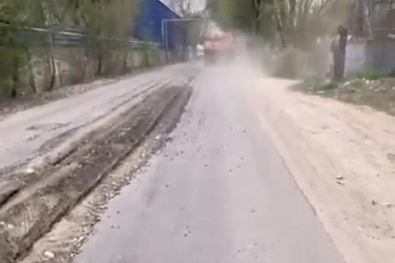 Almatyda jańadan salynǵan asfalt buzyldy