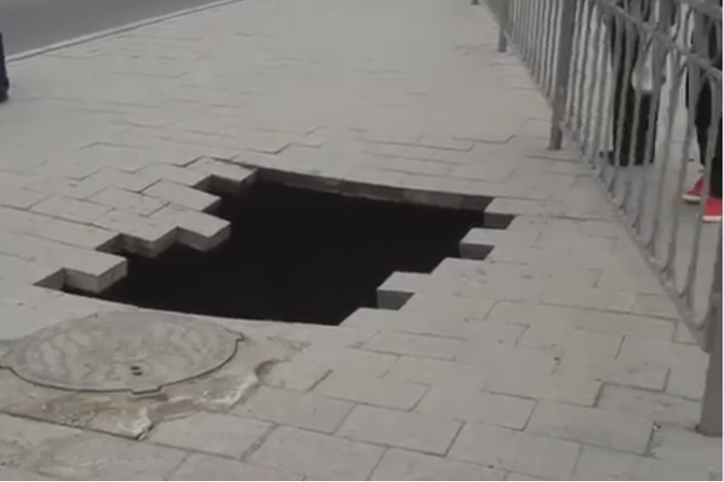 Nur-Sultanda jaıaý júrginshi jolynda úlken shuńqyr paıda boldy