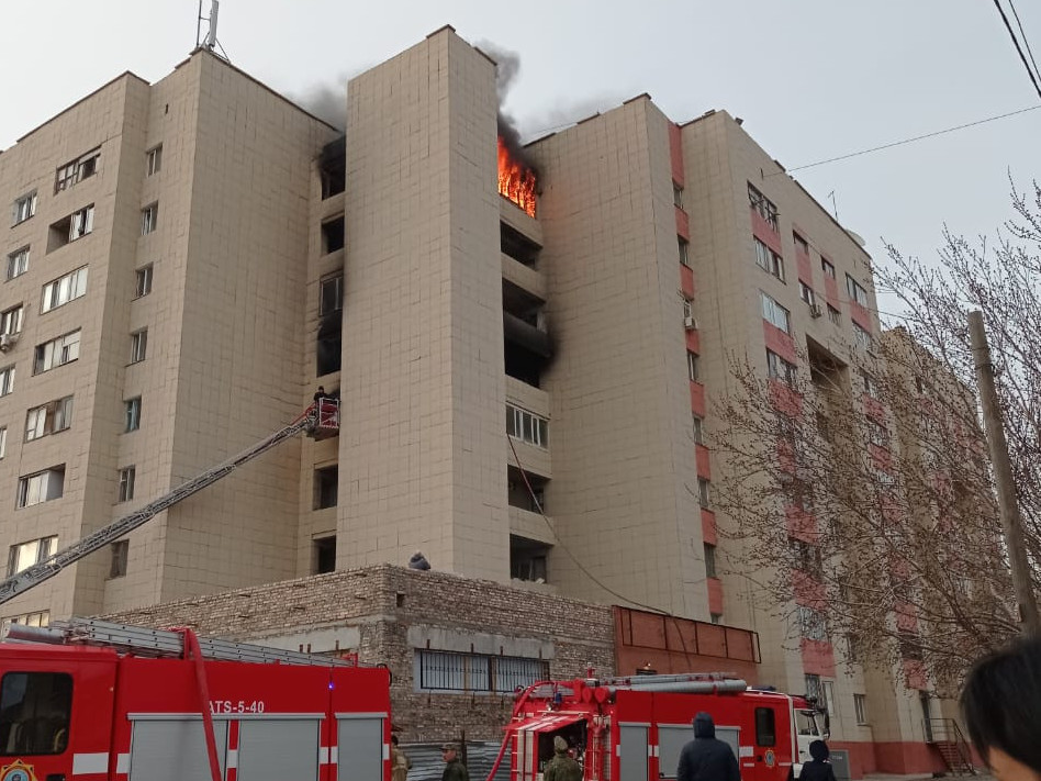 Qaraǵandyda 9 qabatty turǵyn úıden órt shyqty