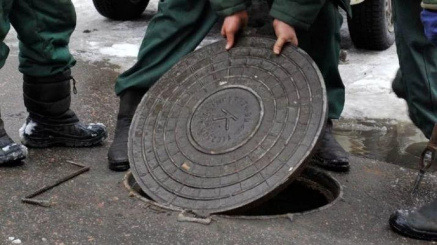 Káriz qaqpaqtaryn urlaǵan taksı júrgizýshisi ustaldy