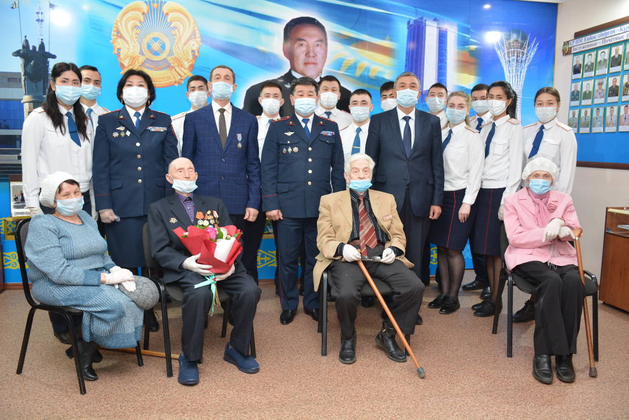 100 jastaǵy maıdanger polısııanyń jas ofıserlerimen kezdesti