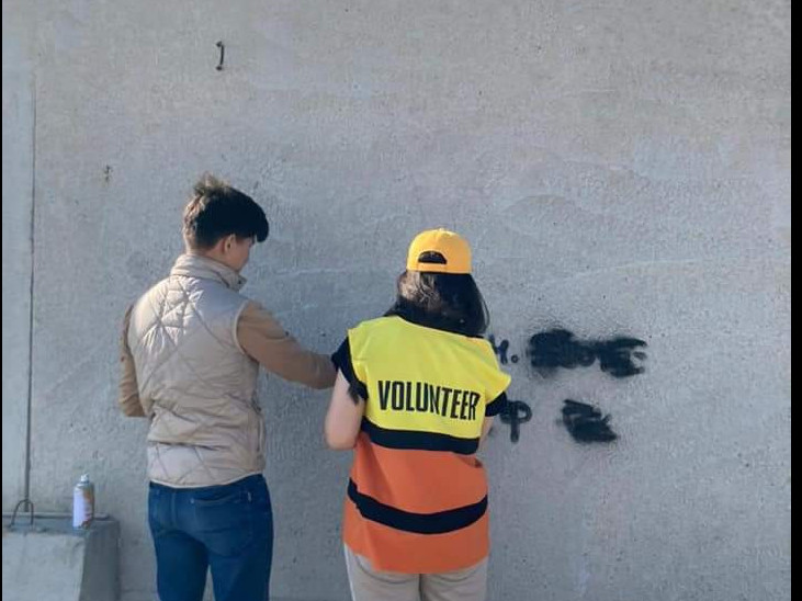 Atyraýda 100-ge jýyq graffıtı jazbasy óshirildi