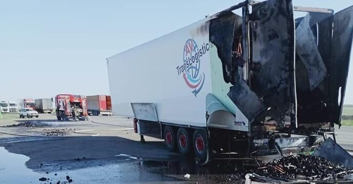 Atyraý oblysynda júk kóliginiń tirkemesi órtendi