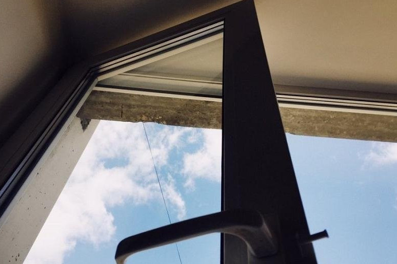 Atyraýda 9-qabattan qulaǵan áıel kóz jumdy