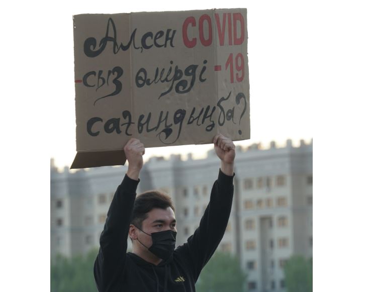 «COVID-19» spektakli qoıyldy