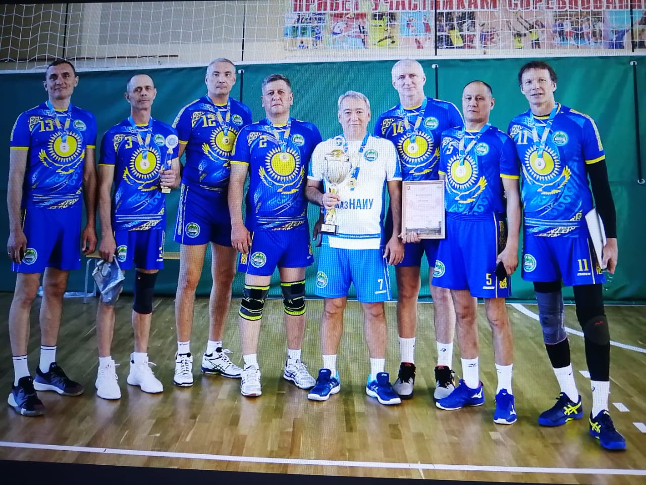 Ardager voleıbolshylar altyn tuǵyrǵa kóterildi