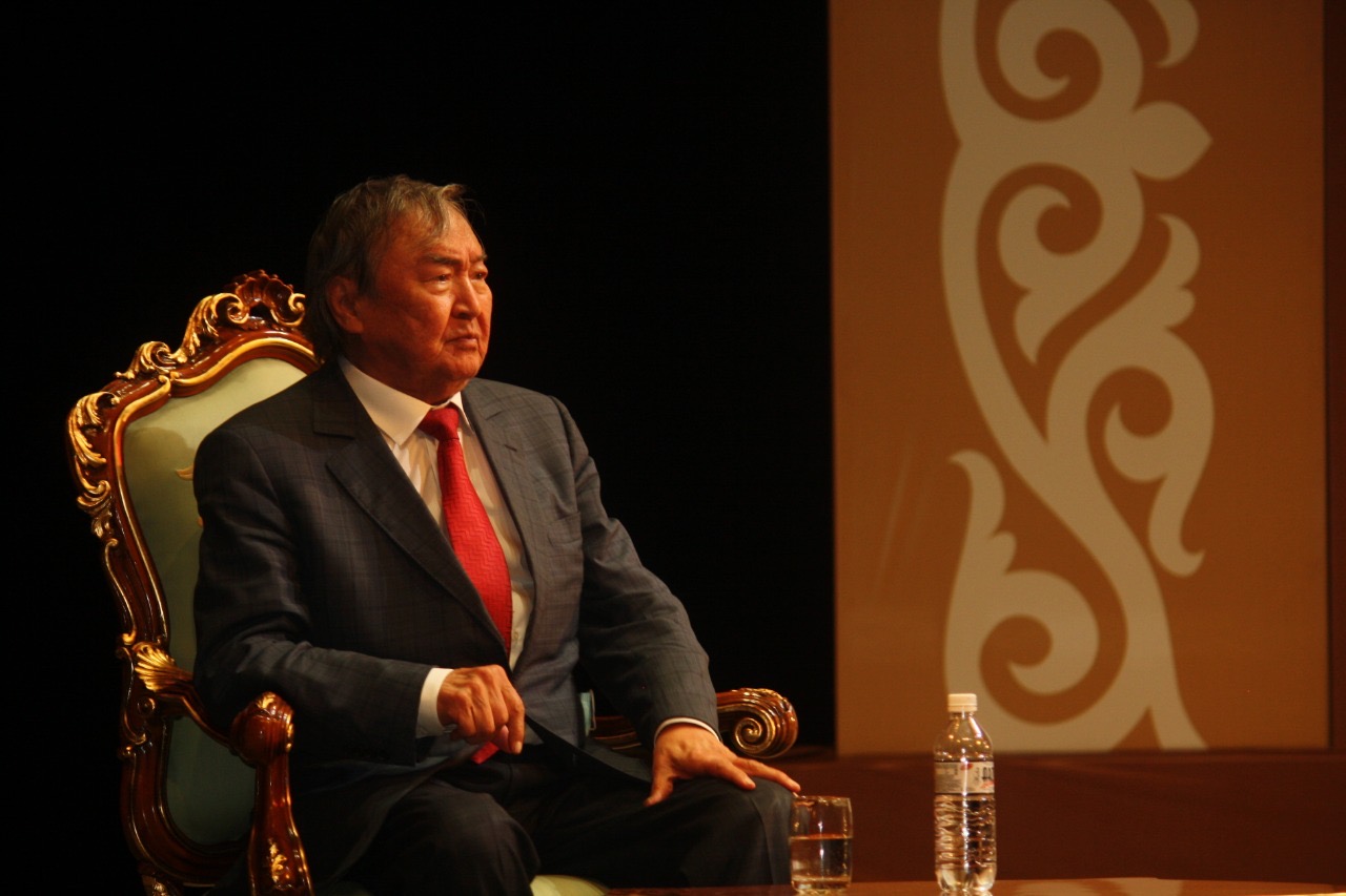 Almatyda Oljas Súleımenovtiń merekelik keshi ótti