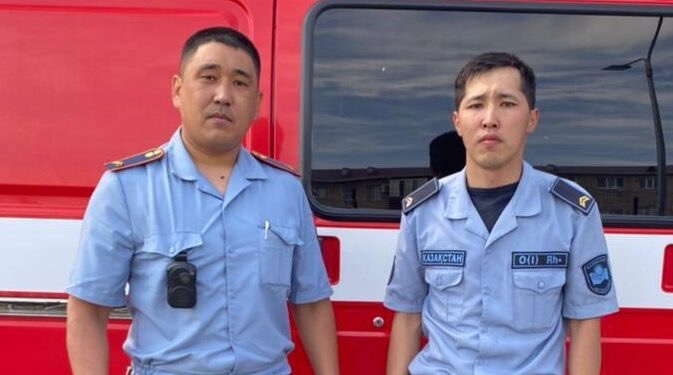 Atyraýda kishi serjanttar balalardy órtten qutqardy