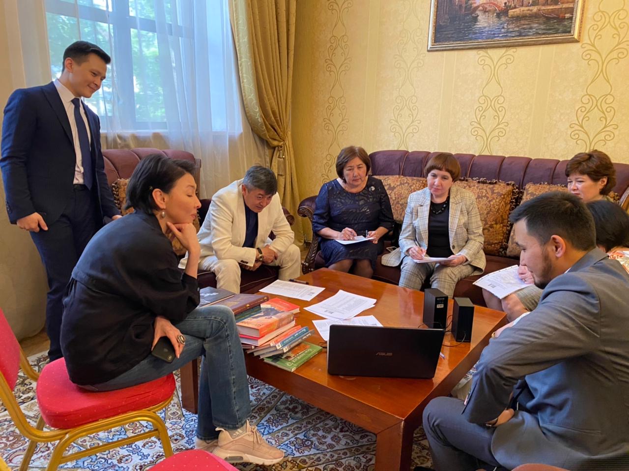 Jambyl jyryn jatqa oqyǵandar marapattaldy