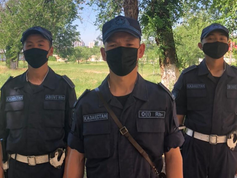 Ulandyqtar balalardy mas buzaqylardan qorǵap qaldy