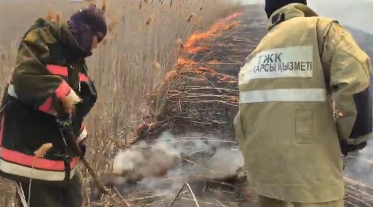 Kaspıı jaǵalaýyndaǵy batpaq órt sóndirýdi qıyndatty