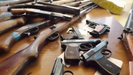 Atyraýlyq turǵyn atasynyń eski qarýyn polısııaǵa tapsyrdy