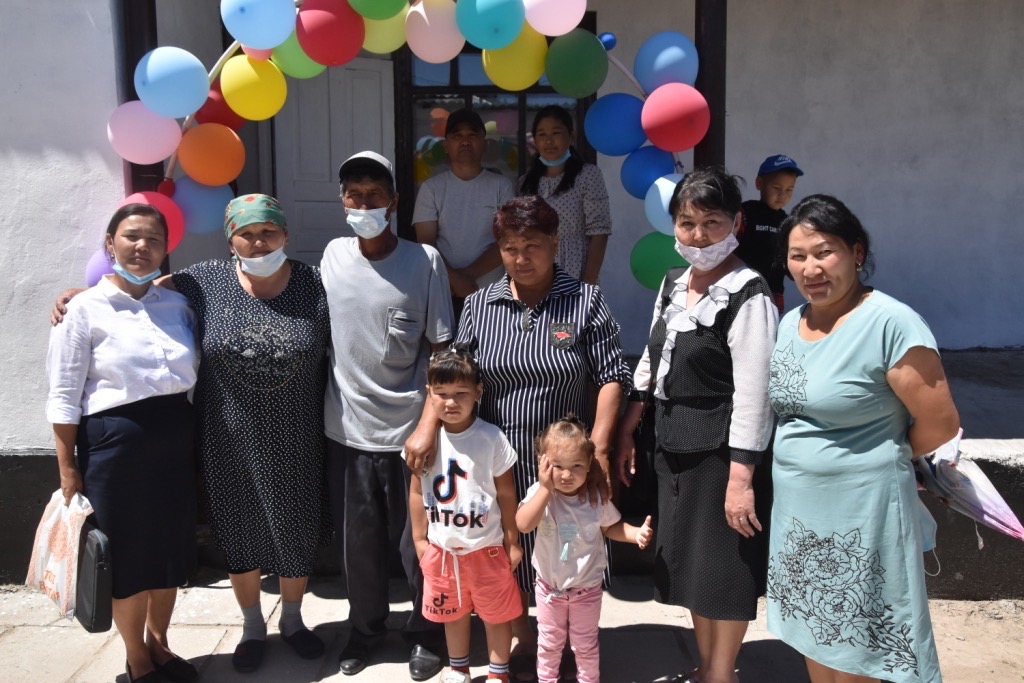 Baızaq aýdanynyń túlekteri  turmysy tómen otbasyna úı salyp berdi