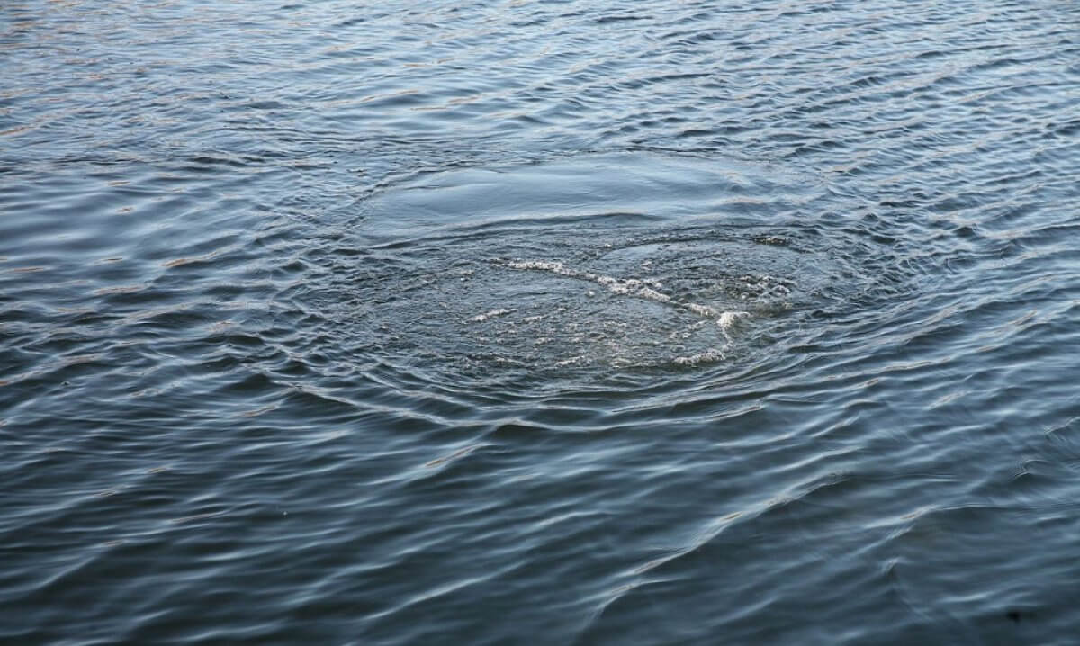 Esil ózeniniń jaǵasynda sýretke túspek bolǵan eki boıjetken sýǵa ketti