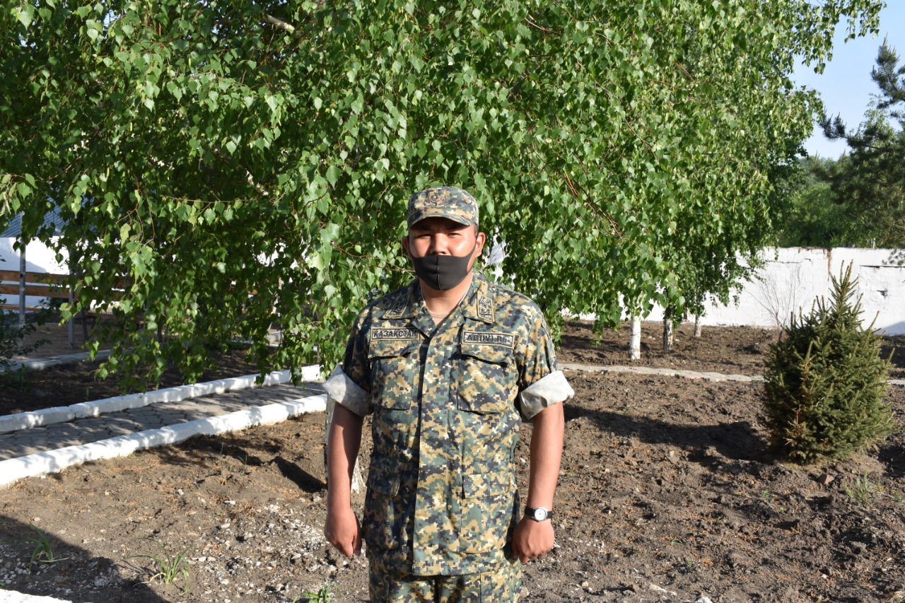 Ulttyq ulan ofıseri segiz adamdy órtten qutqardy