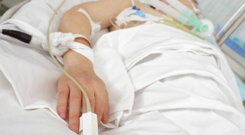 Atyraýda jol apatynan zardap shekken balaǵa kúrdeli ota jasaldy