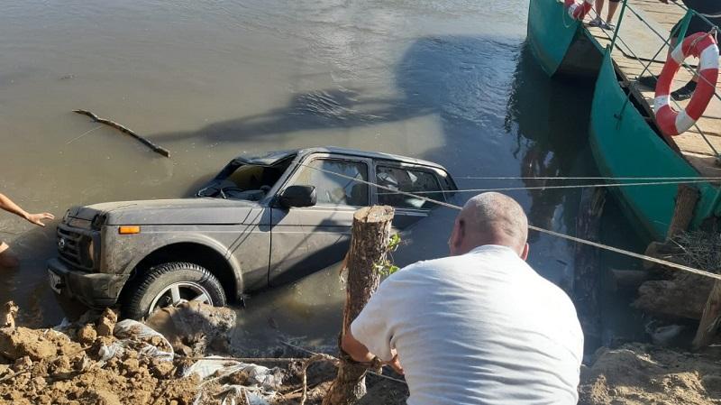 BQO-da júrgizýshi avtokóligimen Jaıyq ózenine batyp ketti