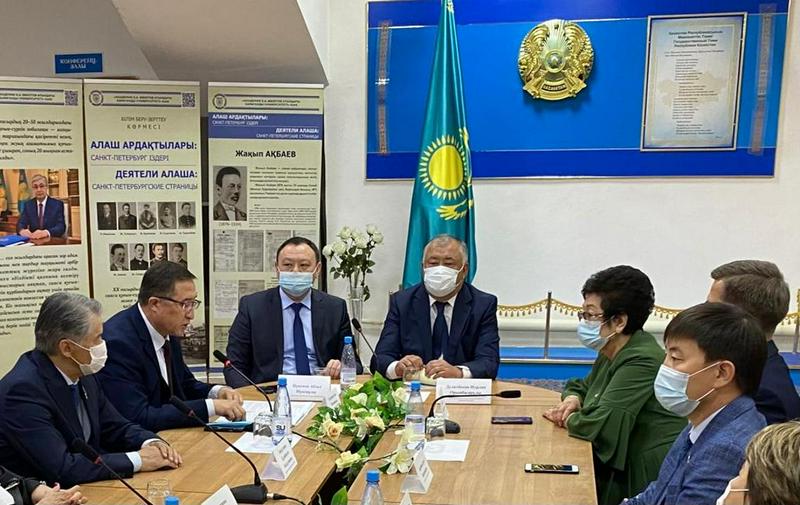 Qaraǵandyda Karlag zertteýshisi qundy qujattardy memlekettik muraǵatqa tapsyrdy