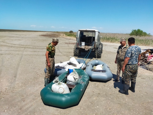 Kaspıı jaǵalaýynan brakonerler turǵan baza tabyldy