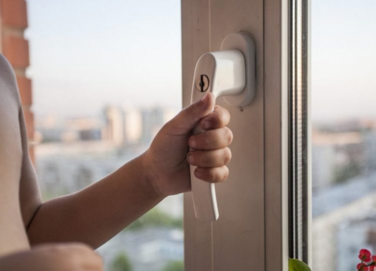 Atyraýda 3-qabattan qulaǵan bala jansaqtaý bóliminde jatyr