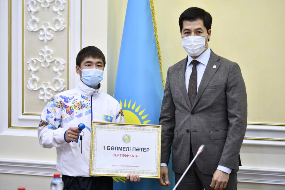 BQO ákimi boksshy Danııal Sábıtke páter syılady