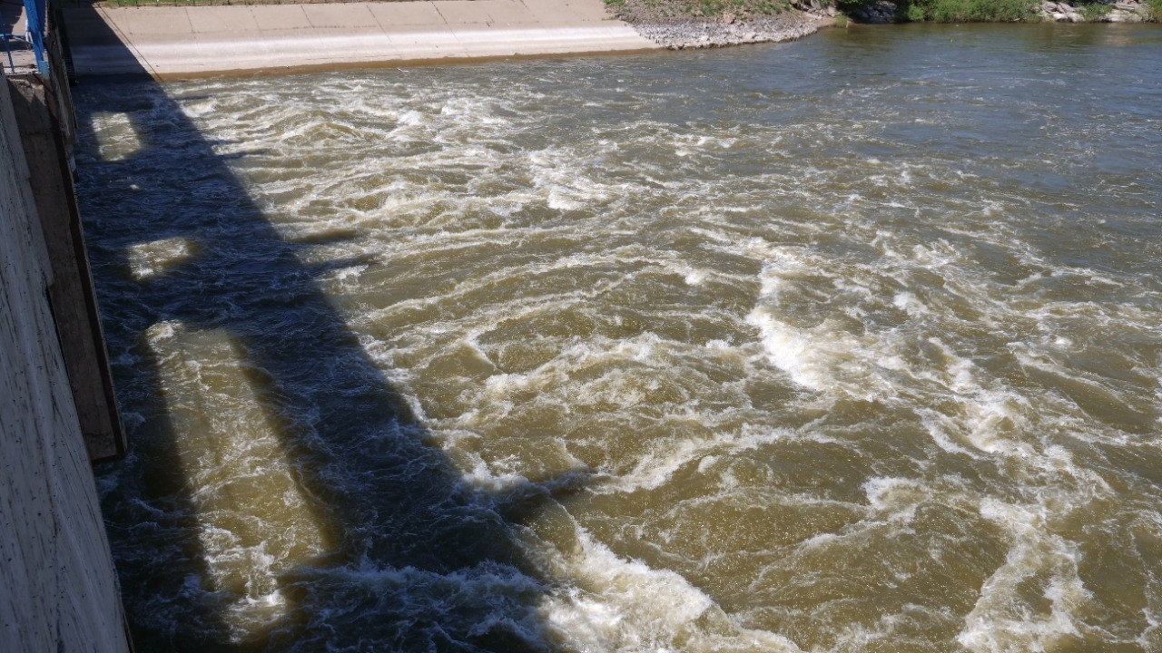 Qaıyqta uıyqtap qalǵan balyqshy ajal aýzynan qaldy