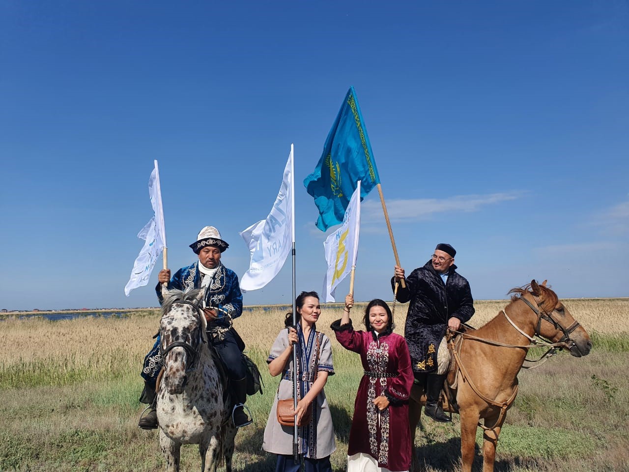 Atyń barda el tany, jelip júrip...