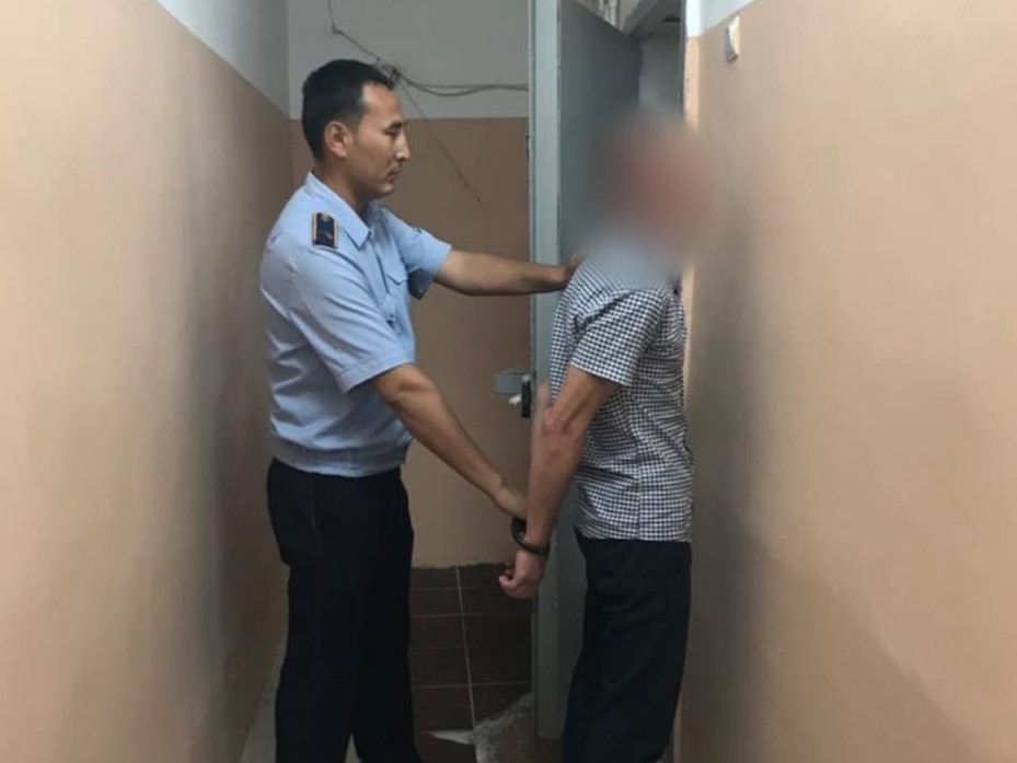 Atyraýda sheteldik boıjetkenniń 3 100 dollaryn urlaǵan kúdikti qamaldy