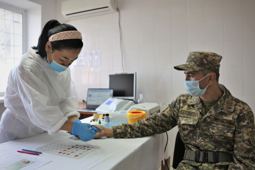 Atyraýda áskerıler 40 lıtr qan tapsyrdy