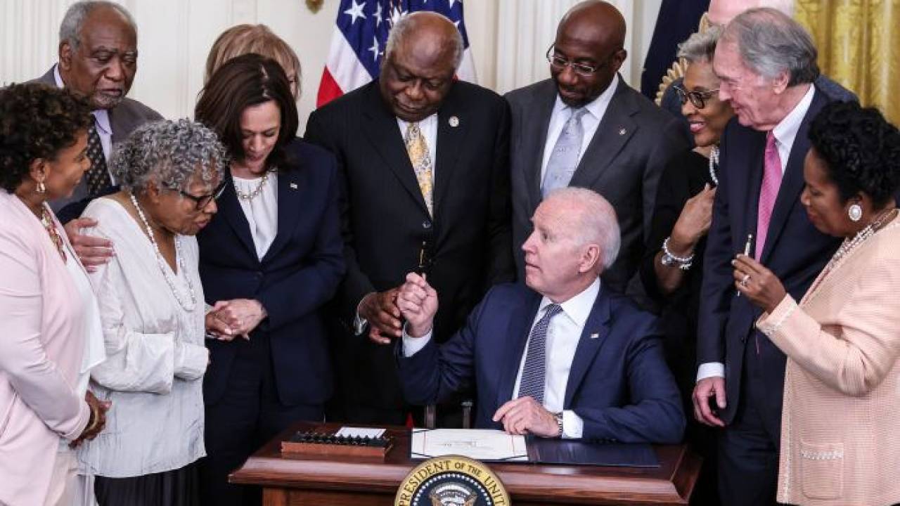 Baıden quldyqty joıý kúnin federaldy merekege aınaldyrdy