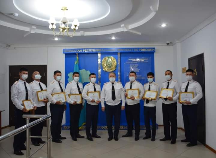 Adamdardy qaýipten qutqarǵan polıseıler marapattaldy