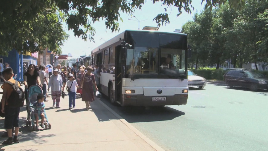 Aıaldamada avtobýs kútken halyq...