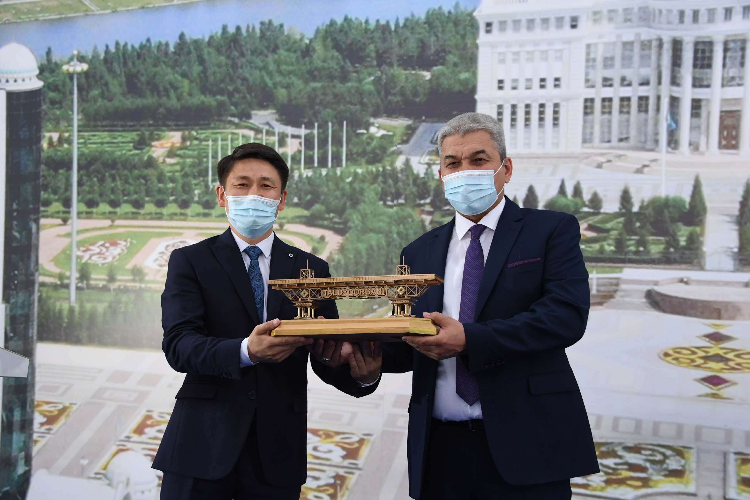 Táýelsizdiktiń 300 sáti