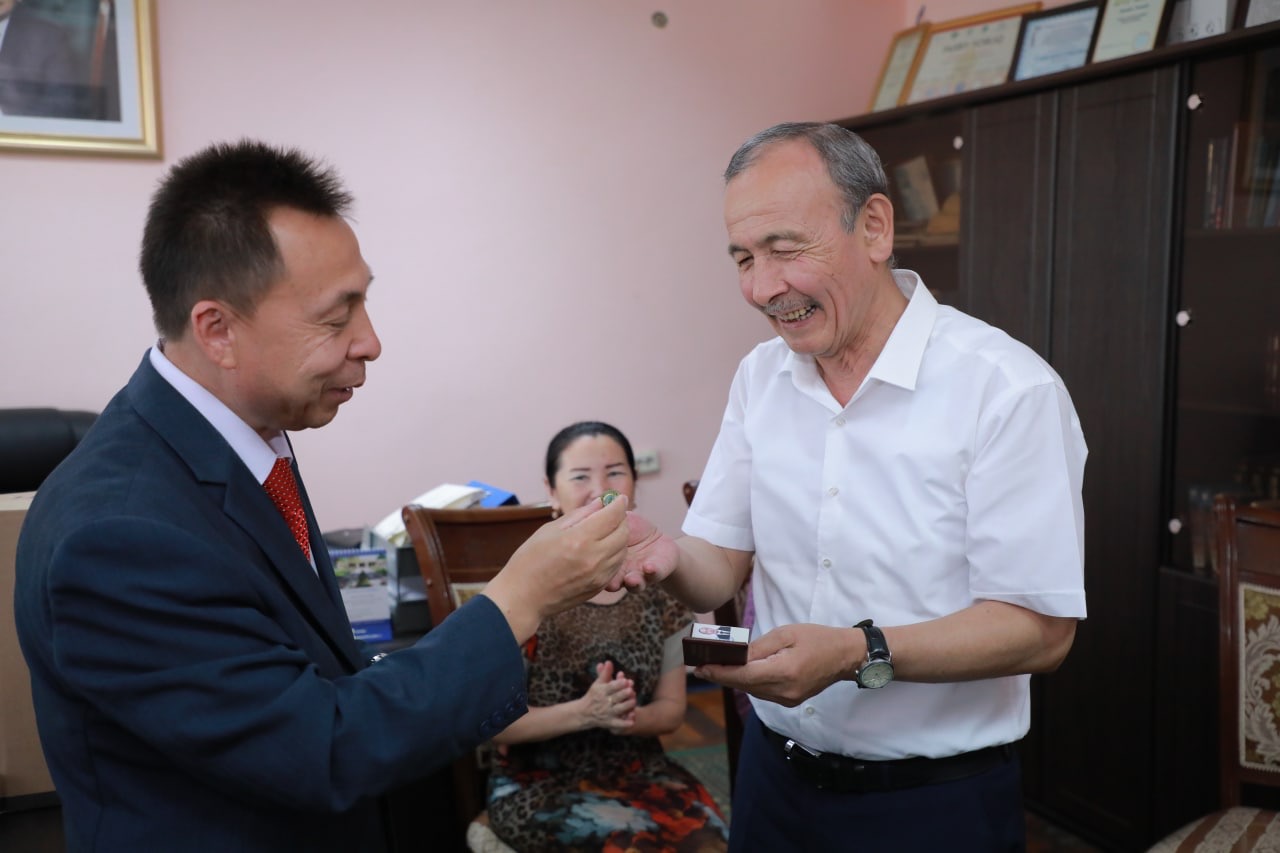 Dostyqtyń jarqyn úlgisi