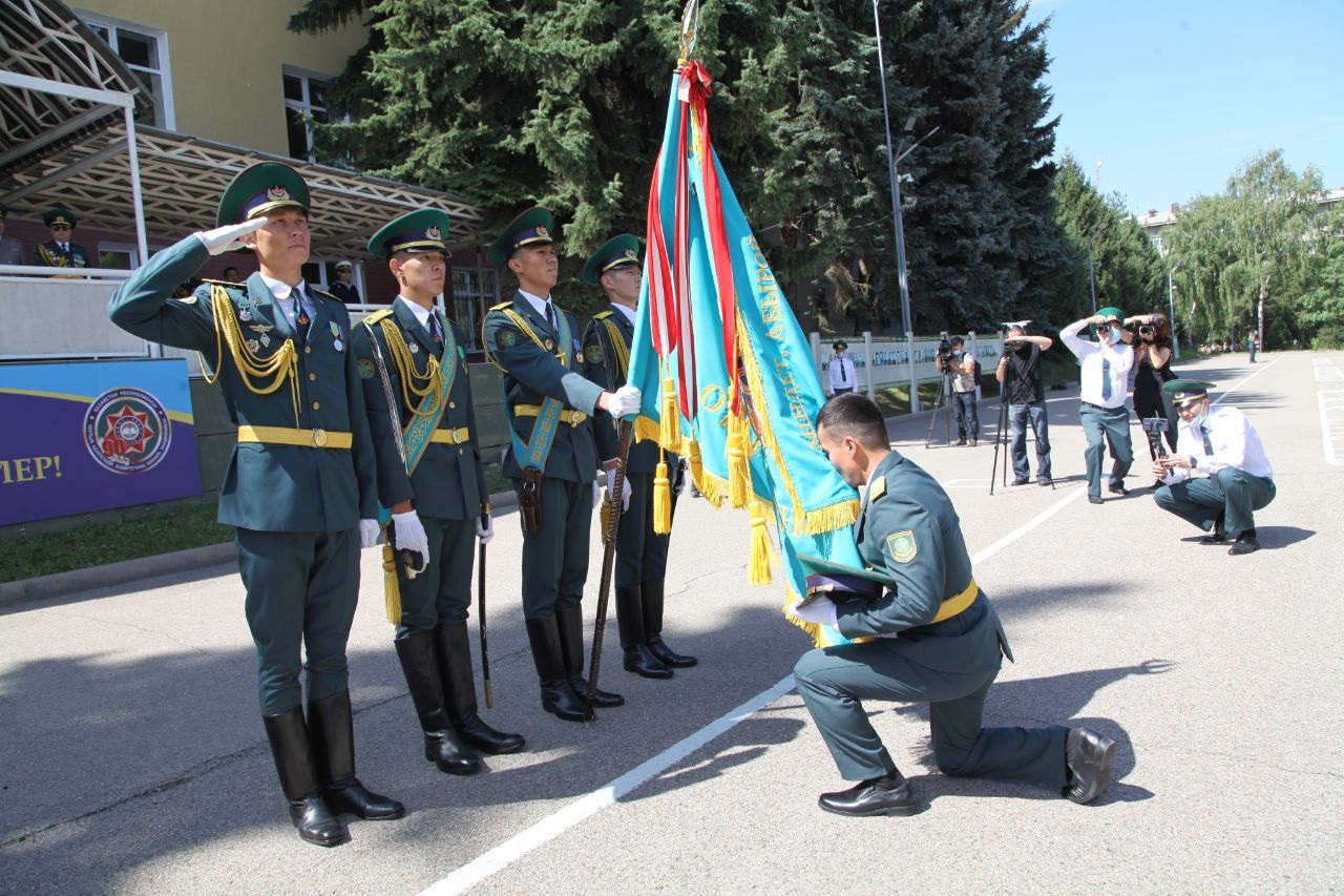 300-den astam general tárbıelegen oqý orny