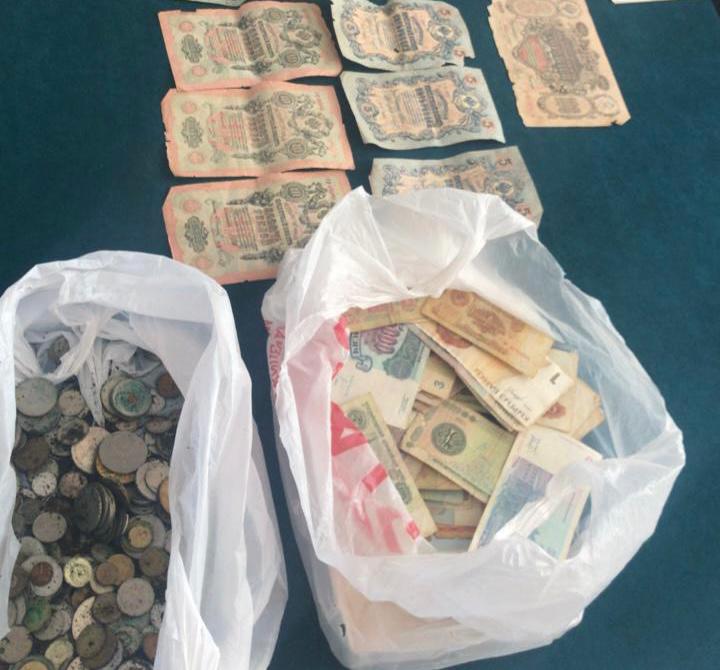 Shekaradan kóne monetalardy alyp ótpek bolǵan Reseı azamaty ustaldy