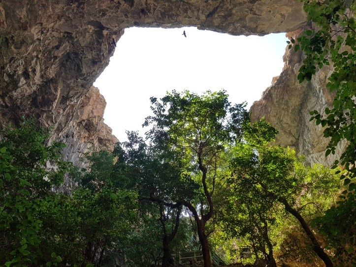 Aqmeshit úńgiri – tabıǵat syıy