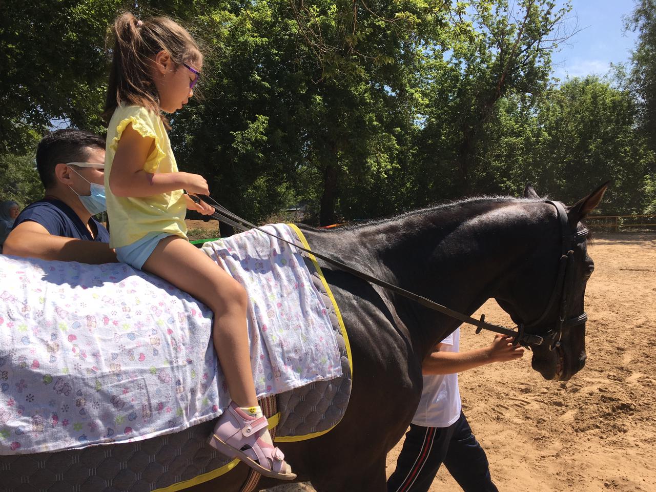 Almatyda múgedek balalardy emdeıtin ıppoterapııa jobasy iske qosyldy