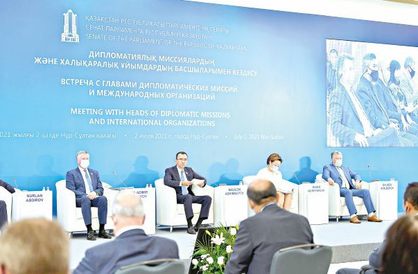 Dıplomatııalyq korpýs ókilderimen kezdesti