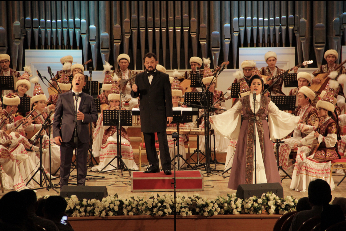 О́ńirlerdi shabyttandyrǵan óner sherýi