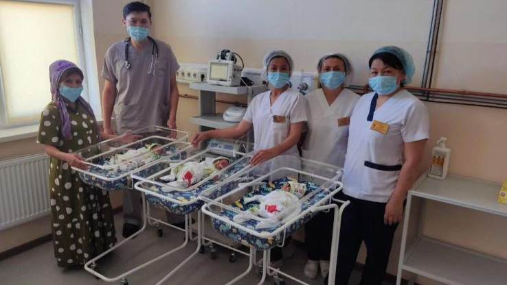 Alty balanyń anasy úshem ákeldi