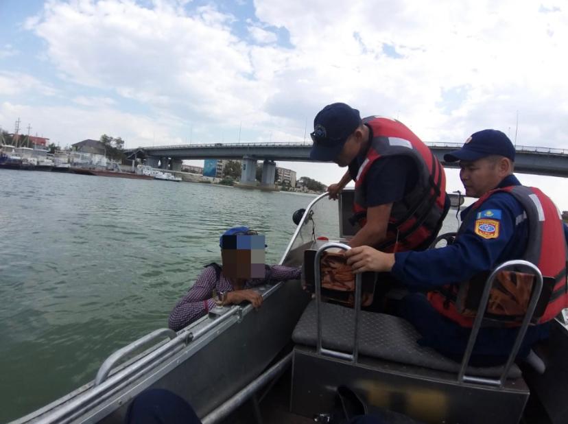 Atyraýda Jaıyqqa batqan zeınetker qutqaryldy