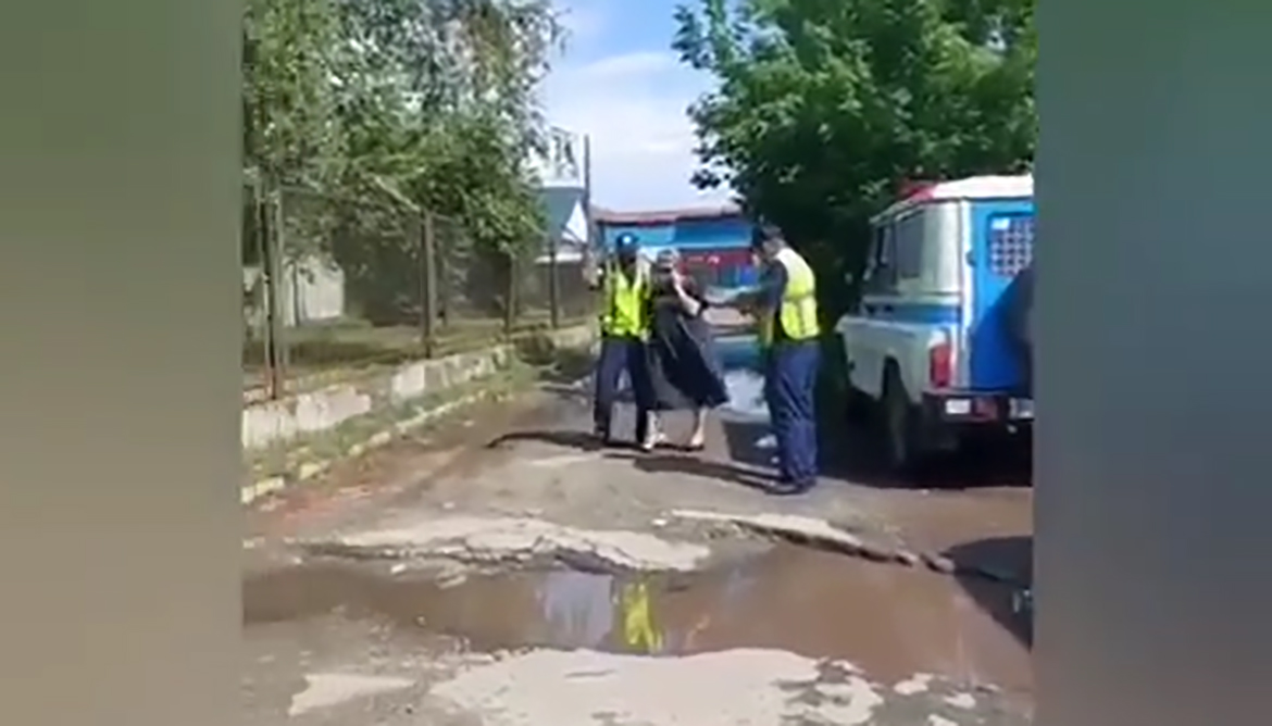 О́skemende ákimdik qyzmetkeri masań kúıde kólik tizgindegen