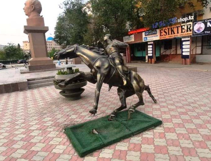 Atyraýda jylqy músinin búldirgen er adam 5 táýlikke qamaldy