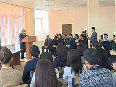 Májilismender saılaýshylarmen kezdesti