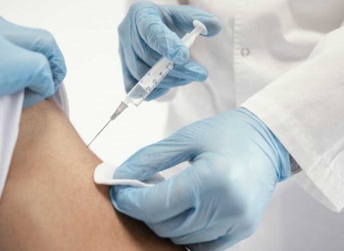 Medısına qyzmetkerleri  vaksına aldy