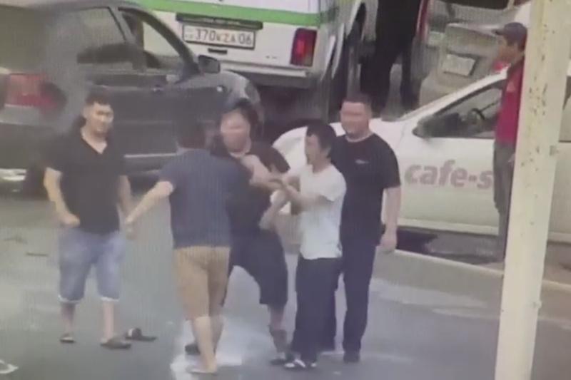 Atyraýda kóshede tóbelesken jigitter jazalandy