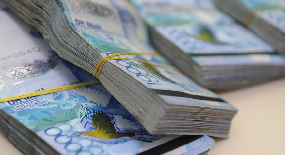 Teńge tómendeı bastady