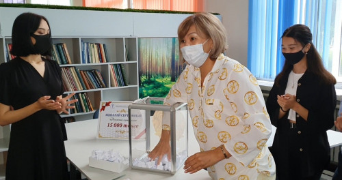 Stýdentter arasynda aqshalaı sertıfıkattar oınatyldy